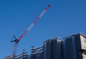 マンション建設現場の巨大クレーン　建造物　工事現場