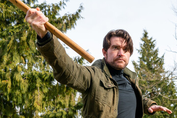 自然の中で竹刀を振って稽古をする白人男性