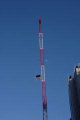 マンション工事で活躍する　大きなクレーン