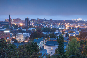 Naklejka premium USA, Maine Portland. City skyline from Munjoy Hill at dusk.