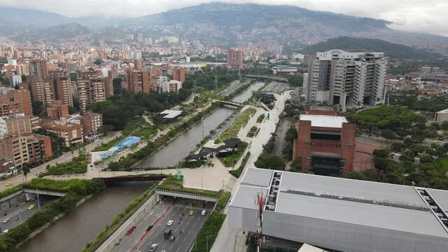 R&iacute;o Medell&iacute;n, parques del r&iacute;o
