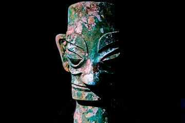 bronze face mask of Sanxingdui