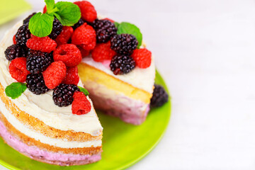 Sponge cake with vanilla cream and fresh berries.