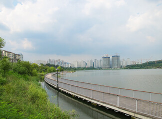 Fototapeta premium 광교호수공원 산책로