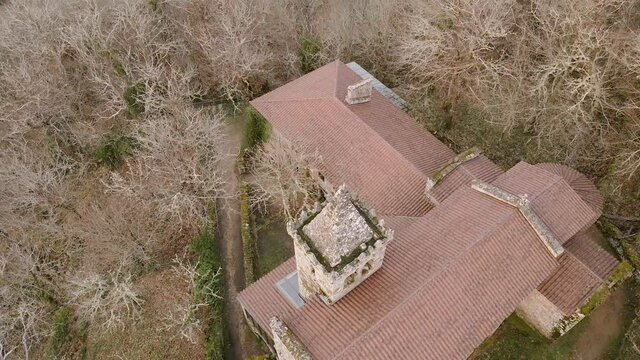 Plano a&eacute;reo de torre de monasterio bajando a tierra.