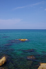 綺麗な海と水平線　岩場がある海岸