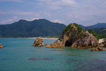 綺麗な海辺　海岸に突き出た岩