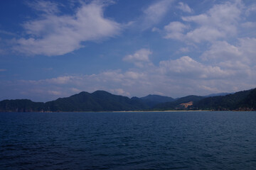 海と山　海から眺めた海岸線　田舎の風景