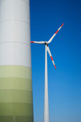 Naklejka premium zwei Windkraftanlagen im Industriegebiet im Norden der Stadt Magdeburg