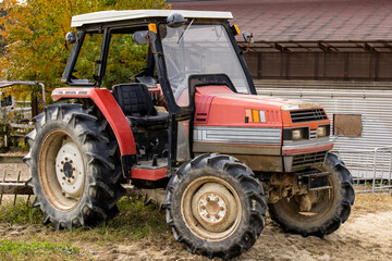 赤いトラクター