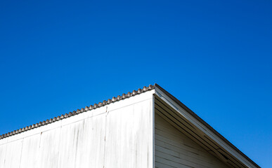 Fototapeta premium roof of a building with sky
