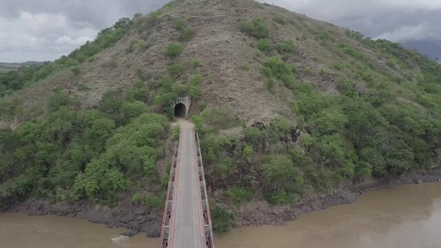 Paisaje - T&uacute;neles Golondrinas &ndash; Puente Golondrinas en Municipio de Villavieja - Colombia