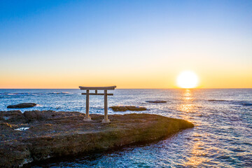 大洗磯前神社　神磯の鳥居と日の出（茨城県大洗町）