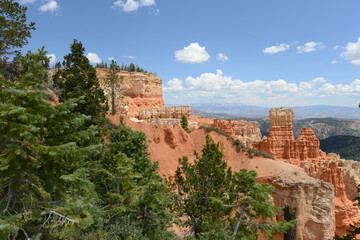 Fototapeta na wymiar Landscape view of the red sandstone hoodoos at Bryce Canyon National Park