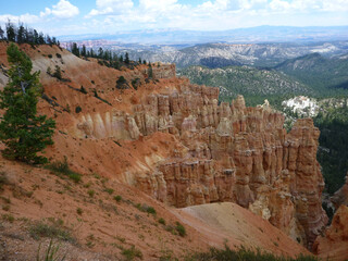 Landscape view of the red sandstone hoodoos at Bryce Canyon National Park