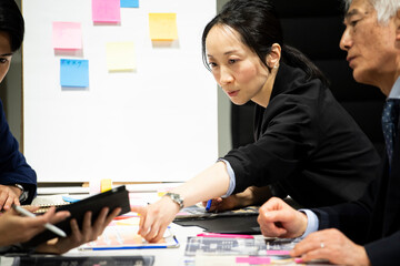 企画会議の進行をする女性マネージャー