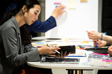 社内の同僚と会議を進めている女性社員