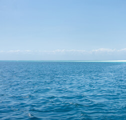 Obraz premium Nice far cast away tropical island on sunny day