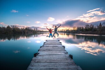 Fototapeta na wymiar couple enjoying on the lake with blue sky making a beautiful landscape 
