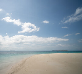 Fototapeta na wymiar Beautiful tropical white sand beach and sea