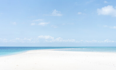 Fototapeta na wymiar Beautiful tropical white sand beach and sea