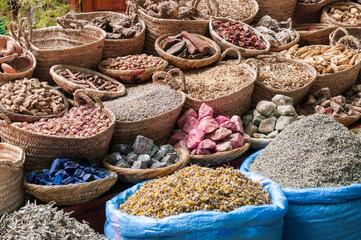 Herbal tea, herbs and spices / Market stall with sacks full of herbal tea, herbs and spices.
