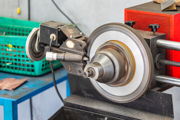 Machinery for grinding disc brake to repair.