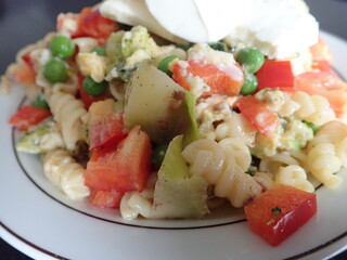 fresh healthy vegetable pasta salad