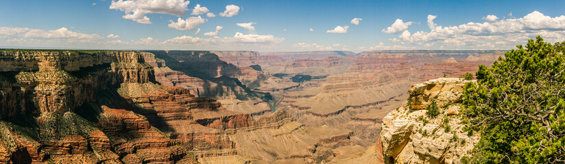 Fototapeta na wymiar Panorama shot of hills, mountains and canyons in grand canyon antional park at sunny day, colorado