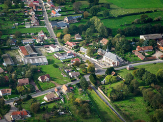 Fototapeta premium vue aérienne du village d'Hautvillers-Ouville dans la Somme en France