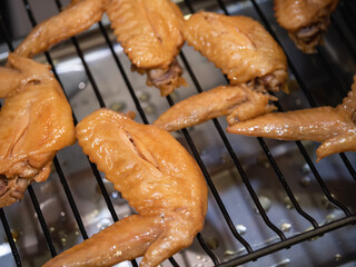 キッチンのグリルで焼いた醤油や料理酒などで味を付けた手羽先。