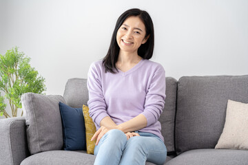 Obraz premium 自宅で過ごすミドル 日本人女性 ポートレート