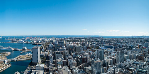 日本の横浜の街と海と工場地帯のパノラマ風景。