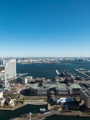 Fototapeta premium 横浜の観光地。海と広い空と街の風景。
