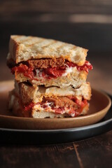 sandwich fromage de chèvre, poivrons grillées et chorizo