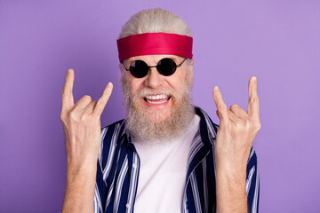 Naklejka premium Photo of aged man happy positive smile show fingers rock sign funky isolated over purple color background