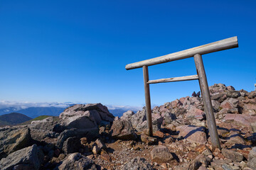 栃木県那須岳(茶臼岳)の山頂にある鳥居を見る