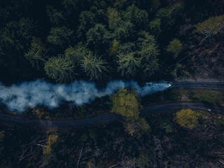 Top Down Drohne Lokomotive Wald