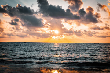 Obraz premium Exclusive Colourful Sunrise Behind the Clouds at Kovalam Beach, Chennai ECR Road, Tamilnadu