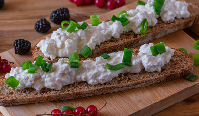 sandwich with cottage cheese and chives on swiss 
ruchbrot