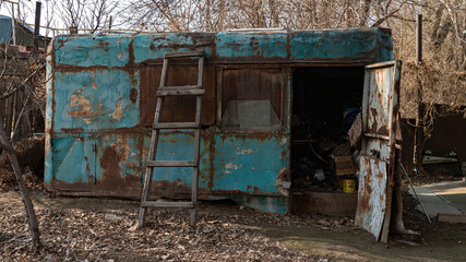 Fototapeta na wymiar an abandoned carriage for housing. poor russia. abandoned housing