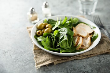Healthy spinach salad with chicken and olives