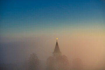 Kirchturm im Nebel