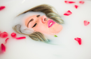 Obraz na płótnie Canvas Sesiion de fotos en bañera con leche y rosas