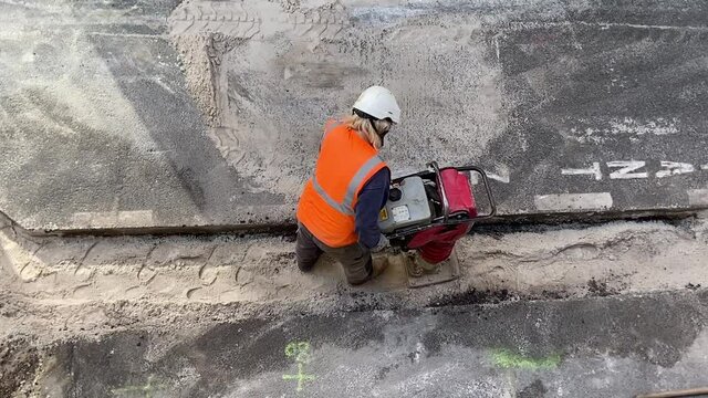 Ouvrier sur un chantier, rue de Bordeaux, Gironde