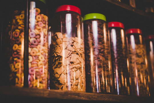 Cuatro recipentes para almacenar diferentes tipos de cereales
