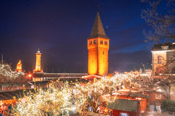 romantisches, softes Licht im Lindauer Hafen zur Hafenweihnacht; Menschen vor romantischer...