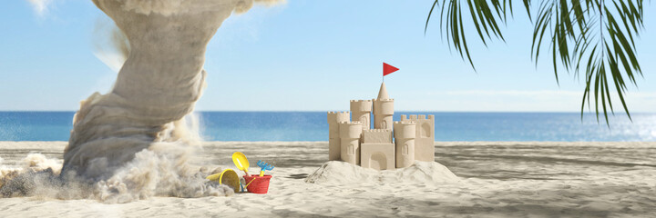 Tornoado am Sandstrand neben Sandburg in Karibik