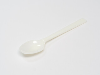 プラスチック製の白いスプーン