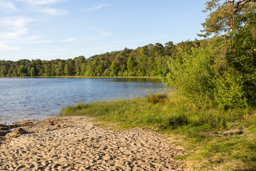 Idyllischer Badesee mit Sandstrand in Niedersachsen
